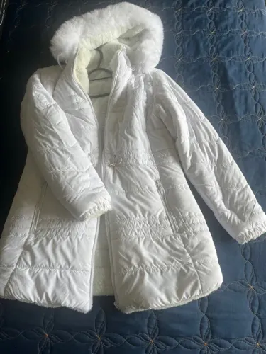 Jaqueta parka branca dupla face com pelos ?