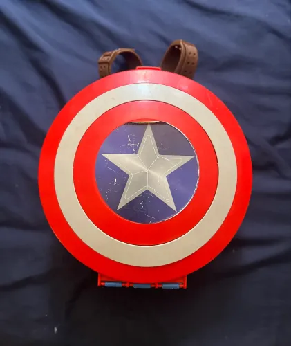 mochila infantil no formato de escudo do capitão América da marvel