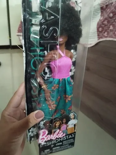 Boneca Barbie Fashionista com cabelo cacheado - Nova