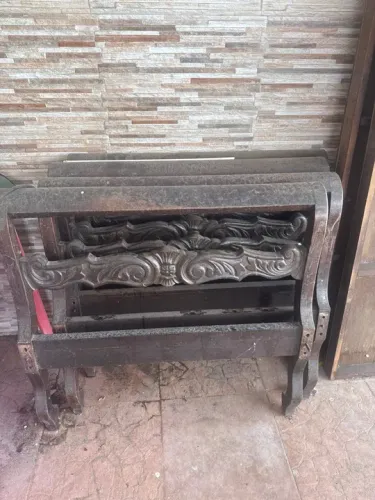 2 camas de madeira nobre