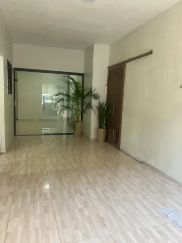 Vende-se prédio com casa térrea e dois apartamentos