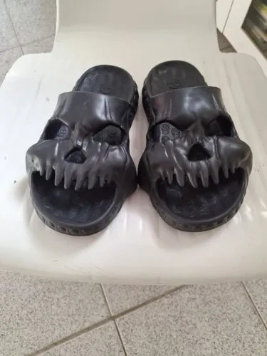 Chinelo nuvem caveira skull