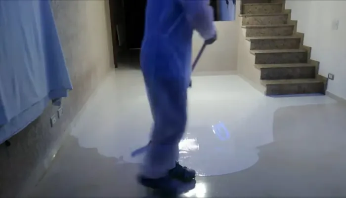 Aplicação de resina epóxi
