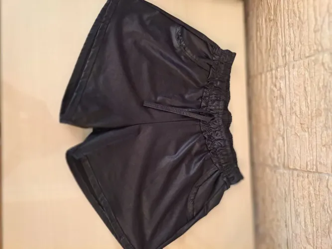 Short de couro sintético preto