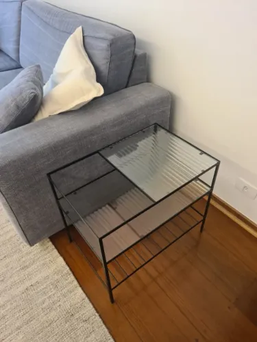 Mesa lateral com estrutura aço e tampo de vidro
