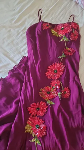 Vestido longo bordado com flores
