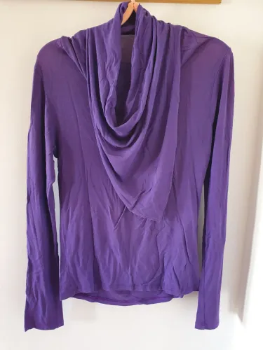 Blusa roxa com gola drapeada
