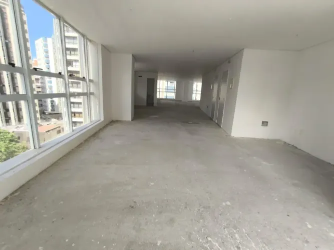 Oportunidade no Centro de Florianópolis: Sala Comercial Ampla com 3 Vagas e Infraestrutura