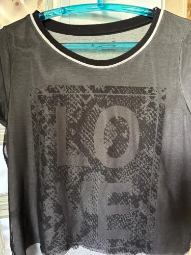 Camiseta cinza e preta sobreposta TAM gg