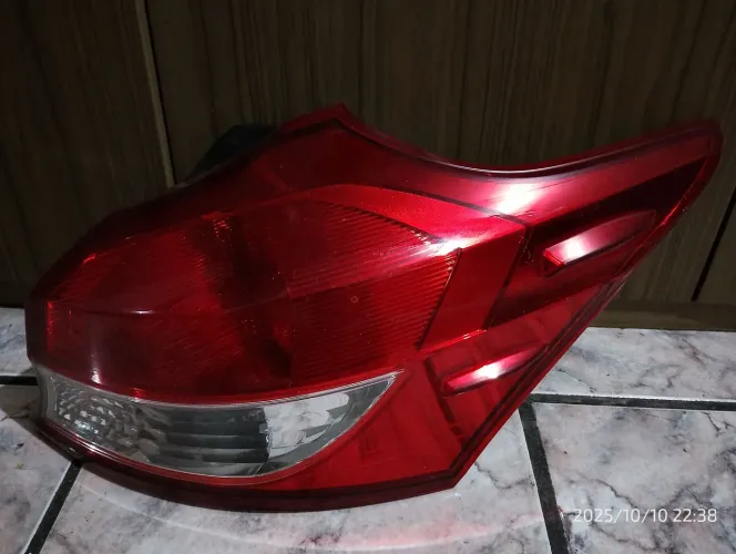 Lanterna traseira Toyota Yaris 2018/2024