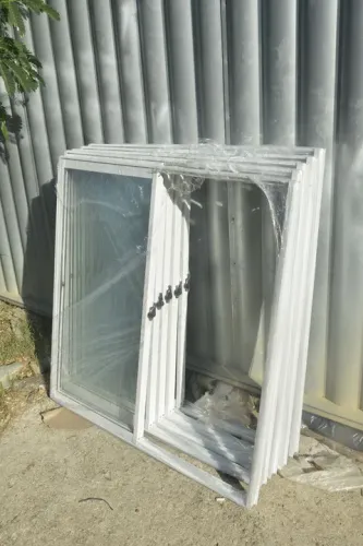 Janela de alumínio branca 1 X 1 com vidros lacrado 