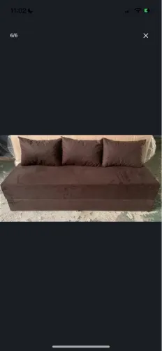 Sofá moderno de 3 lugares com almofadas