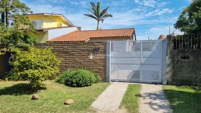 CASA TERREA COM PISCINA SALAO DE FESTA COM FOGAO A LINHA