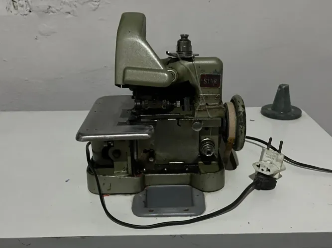 Máquina overlock com motor e mesa Star GN1 1B