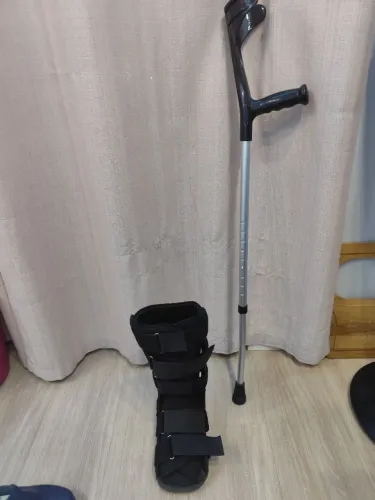 Muleta canadense e bota ortopédica mercur