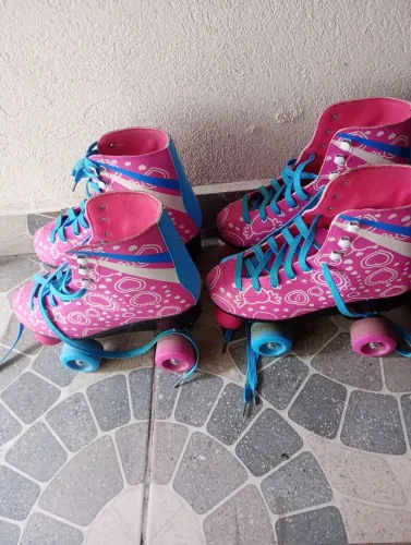 Patins Roller Rosa com Detalhes