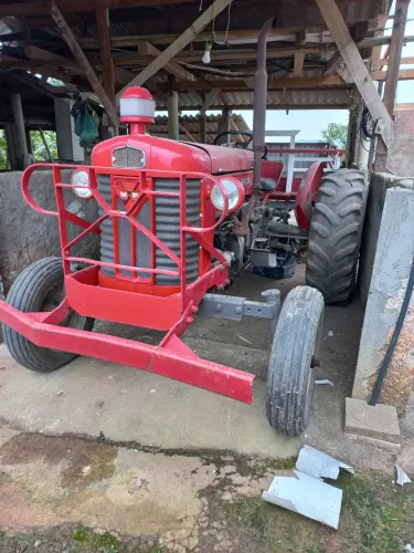 Trator Massey Ferguson - Vermelho com implementos