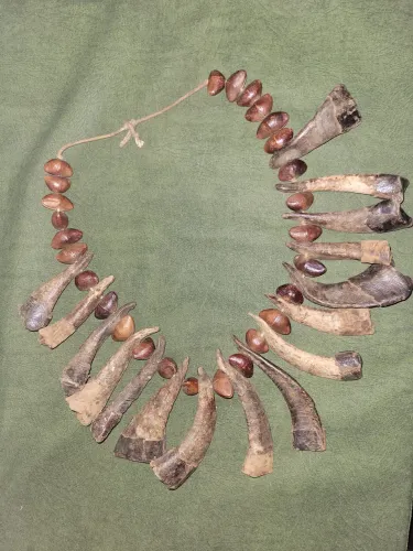 Colar tribal artesanal dentes hipopótamo e sementes povo Bamum Camarões 