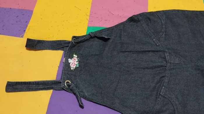 Macacão Jeans escuro com aplique 