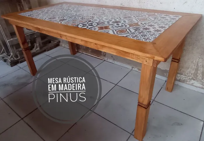 Mesa rústica em madeira pinus