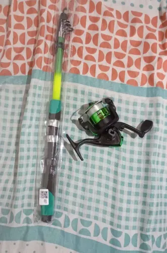 Vara de pesca com molinete linha e 2 anzóis 