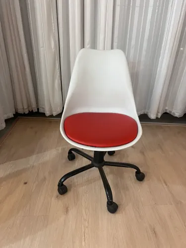 Cadeira Branca com Rodinha e assento couro vermelho.