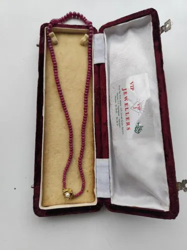 Colar de rubi com fecho de ouro e pérola 