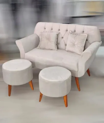 Sofá de 2 lugares com 2 puffs