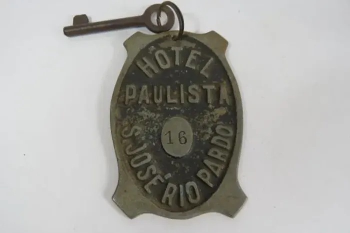 Antigo CHAVEIRO do quarto 16 do HOTEL PAULISTA de SÃO JOSÉ DO RIO PARDO. Mede aprox. 6,8 X