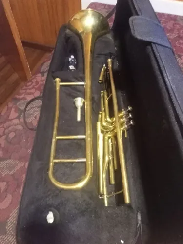 Vende_se trombone tem um amassado