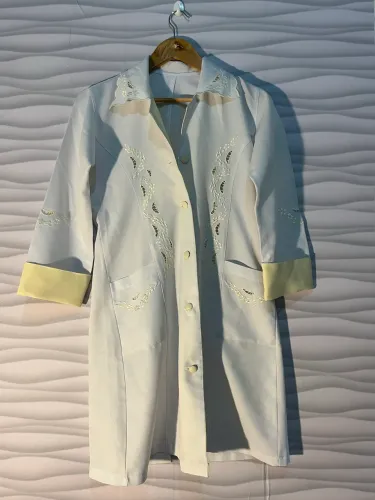 jaleco feminino p branco e amarelo manteiga bordado