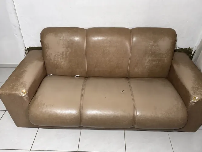 VENDO SOFÁ DE COURO 3 lugares