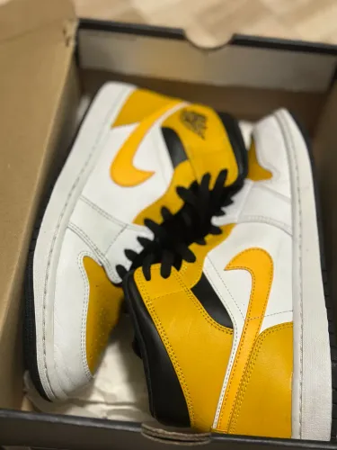 Tênis Nike Air Jordan 1 Mid University Gold