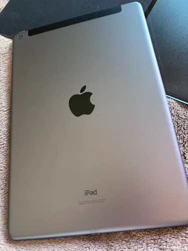 iPad 8 32G - com celular impecável 