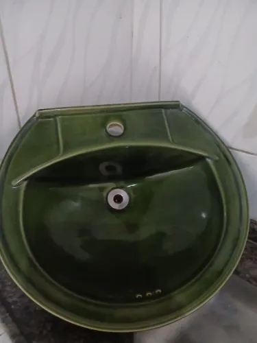 Vendo uma pia de cerâmica para banheiro 30 reais 54 de comprimento por 47 de largura 