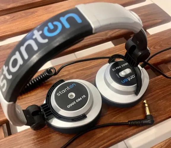 Fone DJ Profissional Stanton Dj Pro 2000 - Dobrável e Rotativo