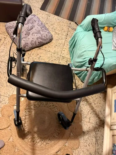 Andador dobrável com assento e freios