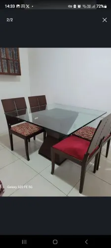 PROMOÇÃO RELÂMPAGO Mesa tampo de vidro com base em madeira e 4 cadeiras só R$600,00
