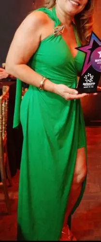 Vendo vestido verde, tamanho M, usado uma única vez.