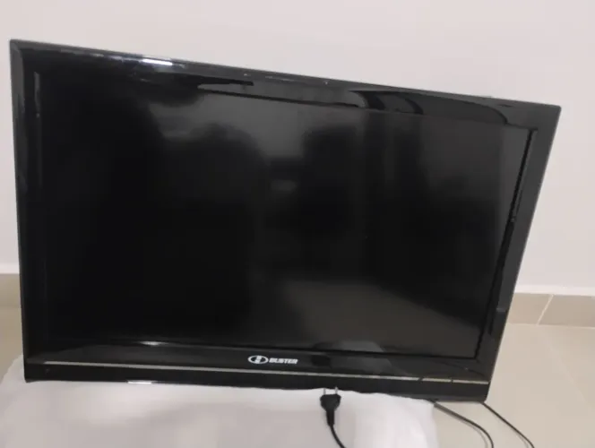 TV Buster 32" com Controle Remoto - Liga e Tela Acende
