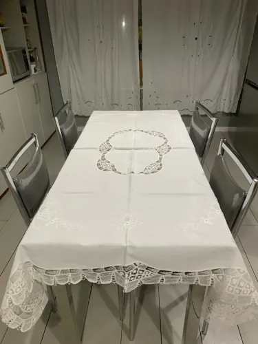 Toalha de mesa em Renda Renascença, bordada em linho