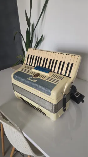 Sanfona Scandalli 80 baixos italiana original terça de voz 3/4 violin