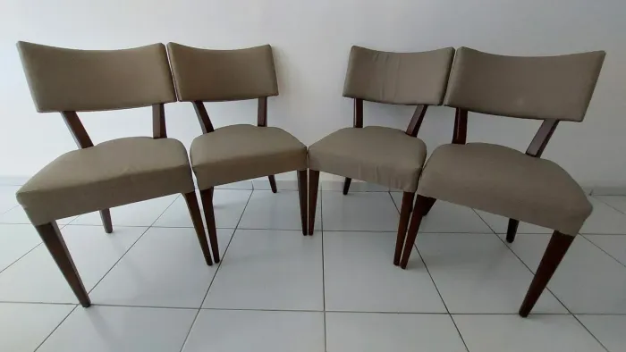 CONJUNTO COM 4 CADEIRAS DE JANTAR