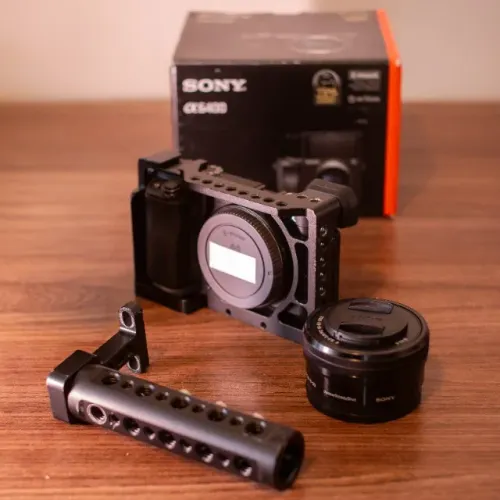 Sony A6400 + Sony 16-50mm + Acessórios
