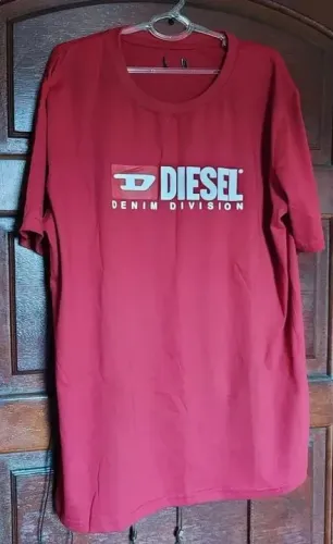 camiseta estampada vermelha diesel