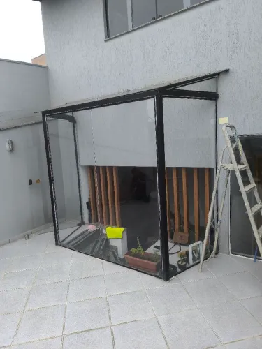 Estrutura de vidro com porta