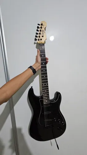 Guitarra Stratocaster Seven SGT-207 Preta com<br>Capa