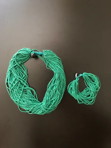 Verde tiffany em centenas de fios. Conjunto colar e pulseira que impressiona de perto.