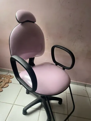 Cadeira de cabeleira rosa