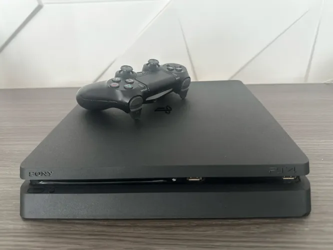 PS4 slim 1TB, com um controle